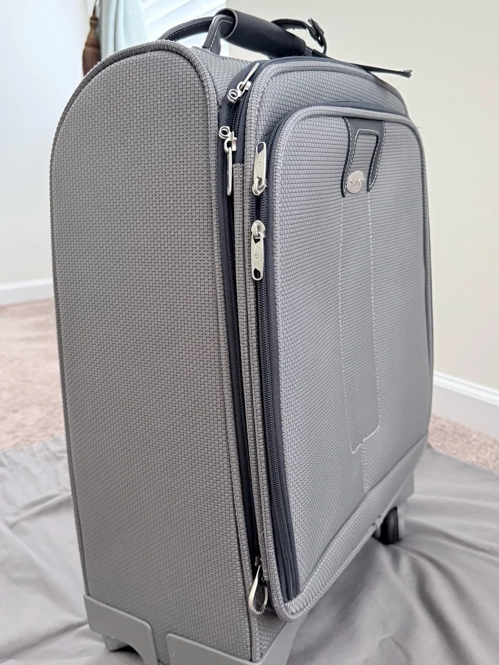 Samsonite 22-inch Expandable Carry-On Softside Luggage